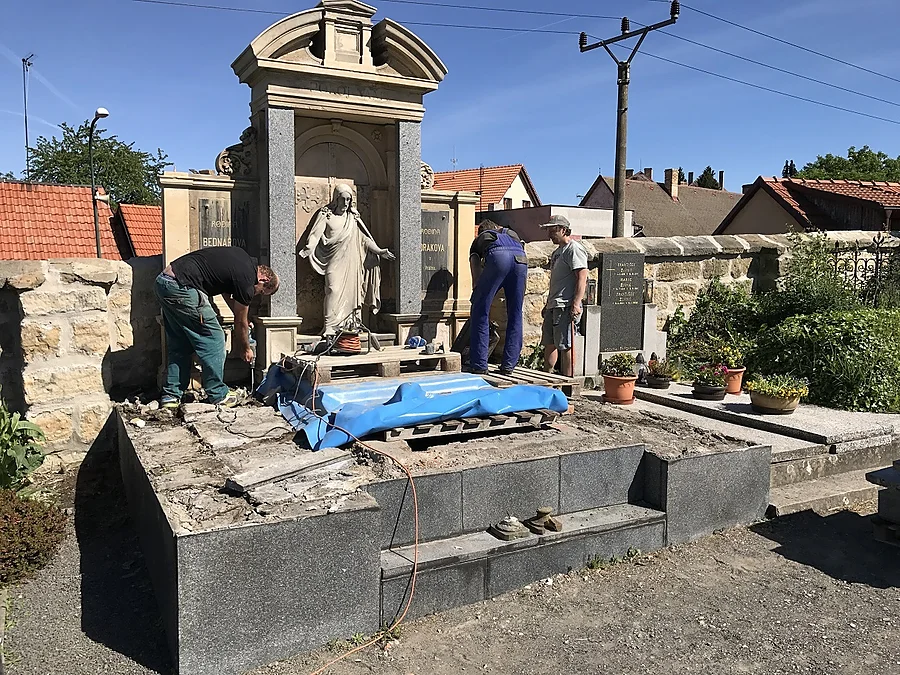 Rekonstruovaná rodinná hrobka z přírodního kamene