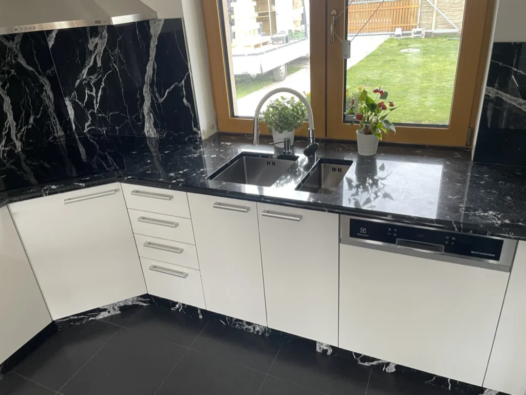 Pracovní deska žula Via Lactea + ostění mramor Nero Marquina